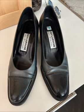 Guy Laroche Black Leather Round-Toe Pumps